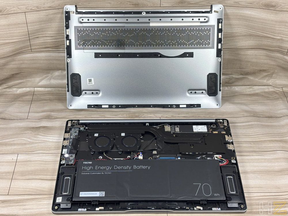 Interior del portátil MEGABOOK T15RA con la tapa inferior retirada mostrando la batería, los ventiladores y la placa base.
