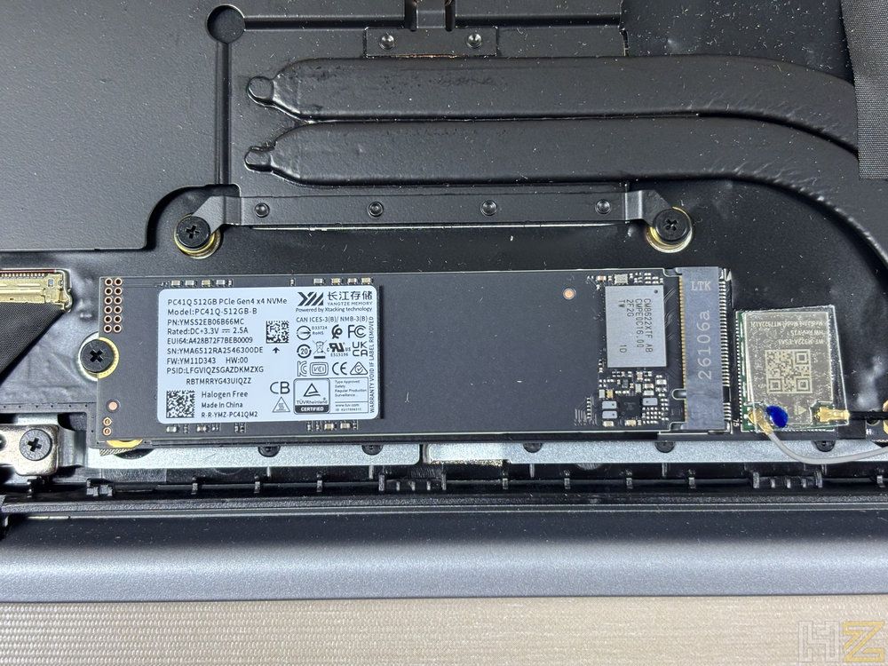 Unidad de almacenamiento SSD M.2 instalada en el interior de un ordenador portátil MEGABOOK T15RA junto al sistema de refrigeración.