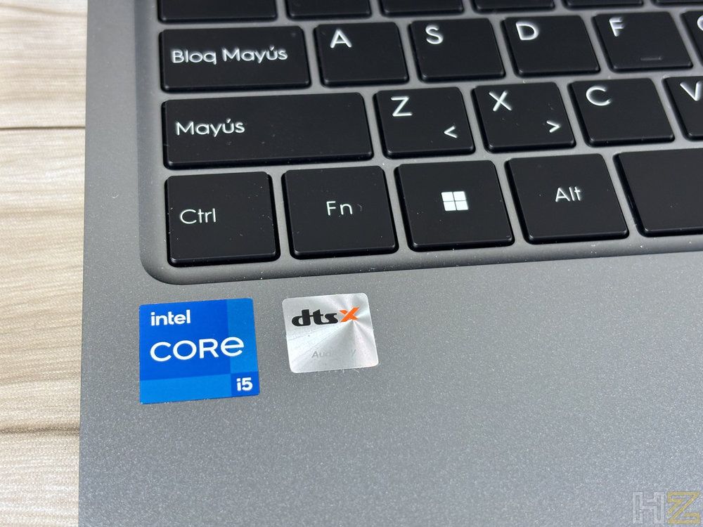 Primer plano de las pegatinas de Intel Core i5 y DTS en el chasis del portátil MEGABOOK T15RA.