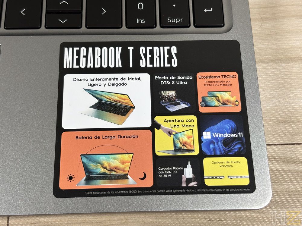 Detalle de la pegatina informativa sobre las características técnicas del portátil MEGABOOK T15RA pegada junto al teclado.