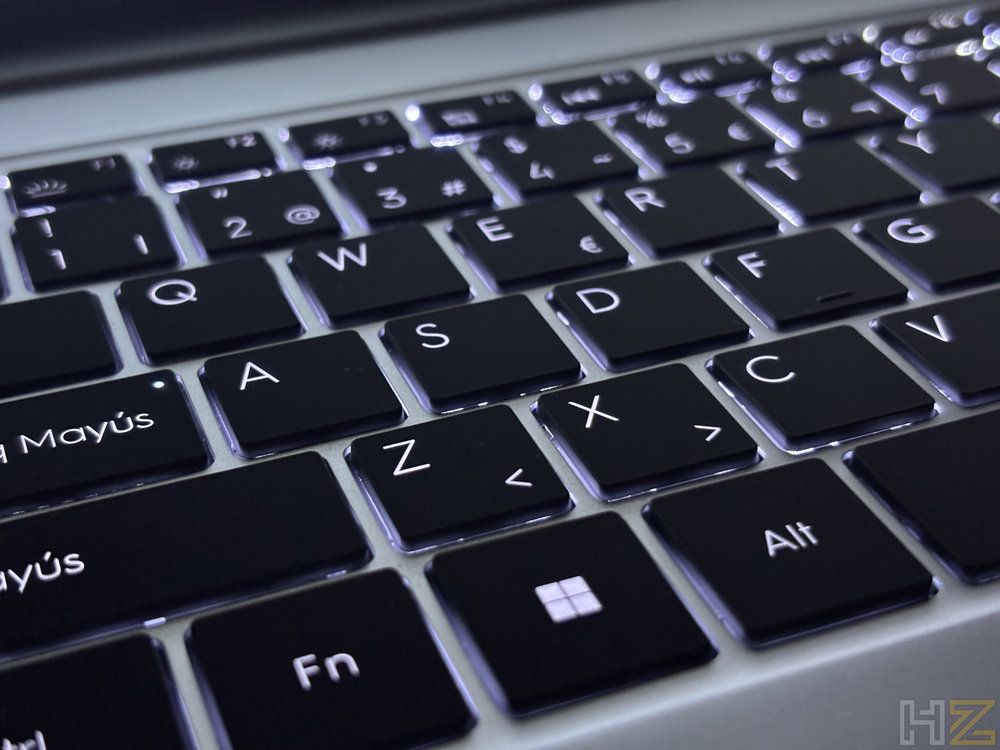 Primer plano del teclado retroiluminado con distribución QWERTY en español de un portátil T15RA.