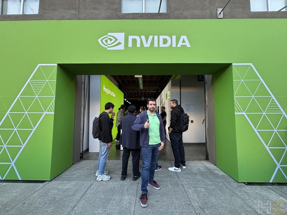 Asistente posando frente a la entrada principal del evento NVIDIA SPARK en San Francisco.