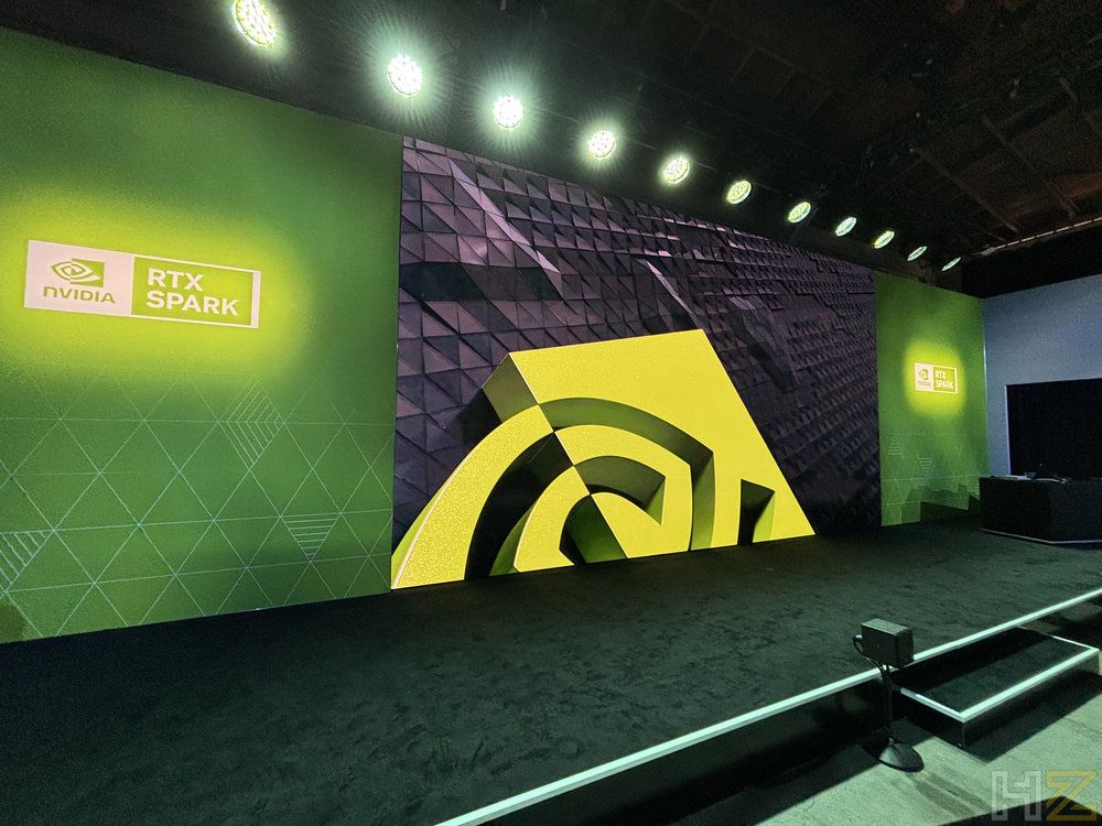 Escenario del evento NVIDIA RTX SPARK en San Francisco con pantallas iluminadas en verde.