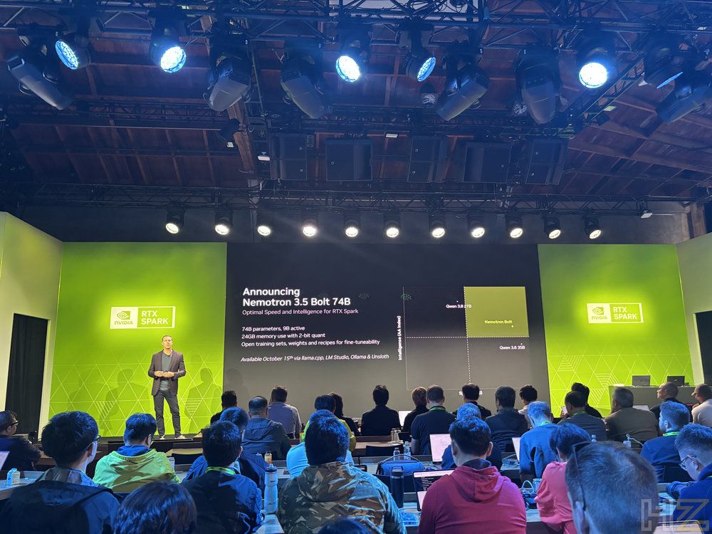 Presentación de NVIDIA Nemotron 3.5 en el evento Spark en San Francisco ante una audiencia de asistentes sentados.