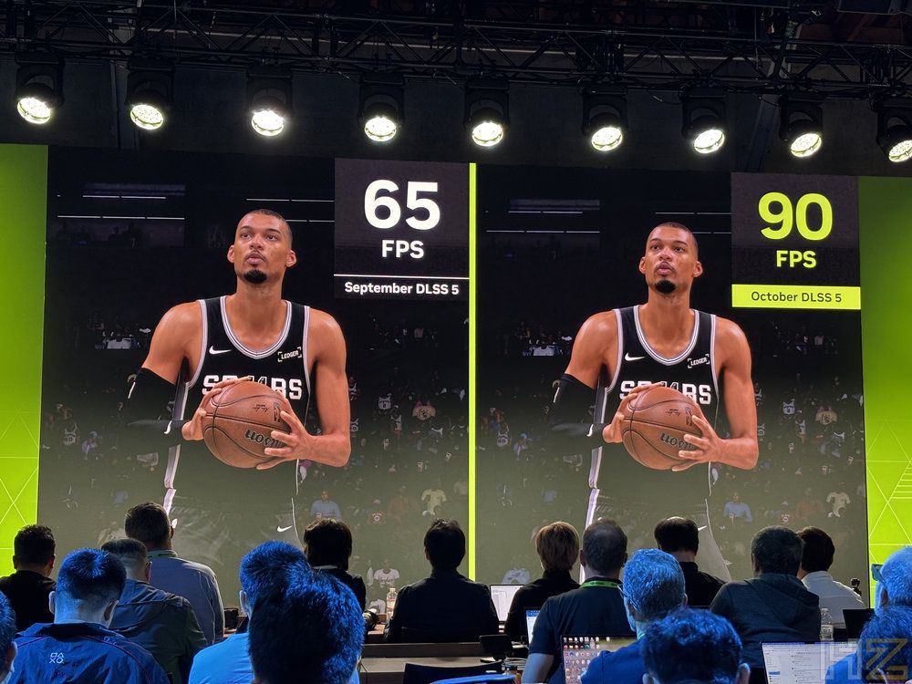 Comparativa de rendimiento en pantalla gigante durante el evento NVIDIA SPARK en San Francisco con el juego NBA 2K y tecnología DLSS.