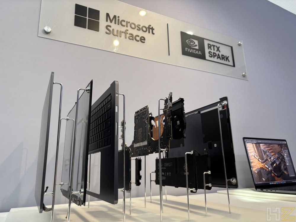 Despiece de un ordenador portátil Microsoft Surface junto a los logotipos de Microsoft y NVIDIA RTX SPARK.
