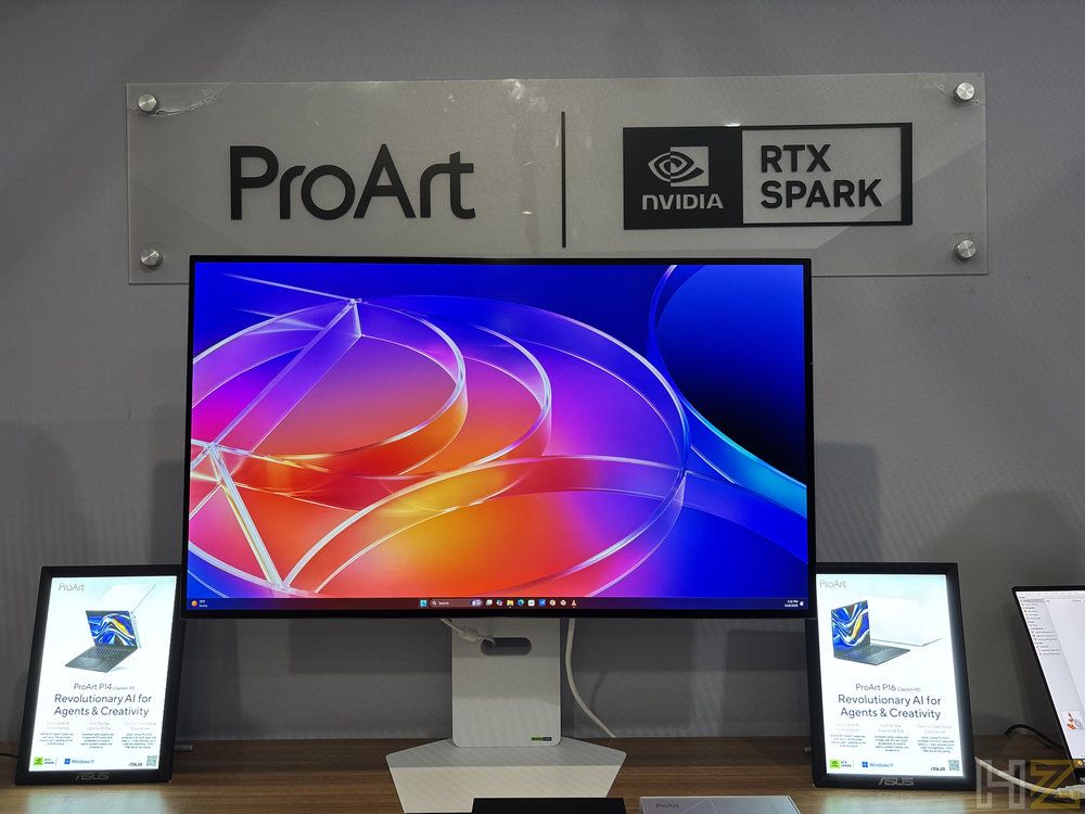 Monitor ProArt en una exposición de NVIDIA RTX SPARK con fondo colorido abstracto en pantalla.
