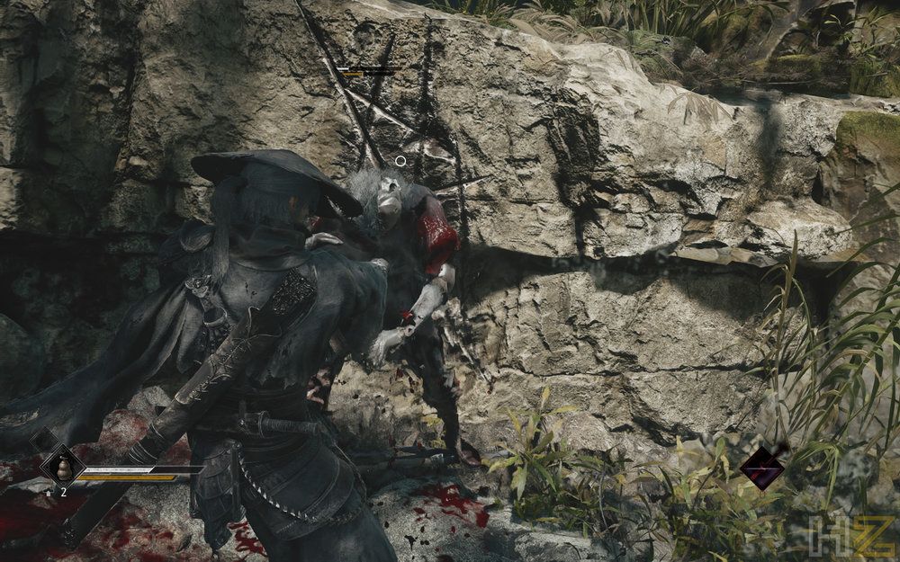 Combate en Phantom Blade Zero donde el protagonista se enfrenta a un enemigo junto a una pared rocosa.