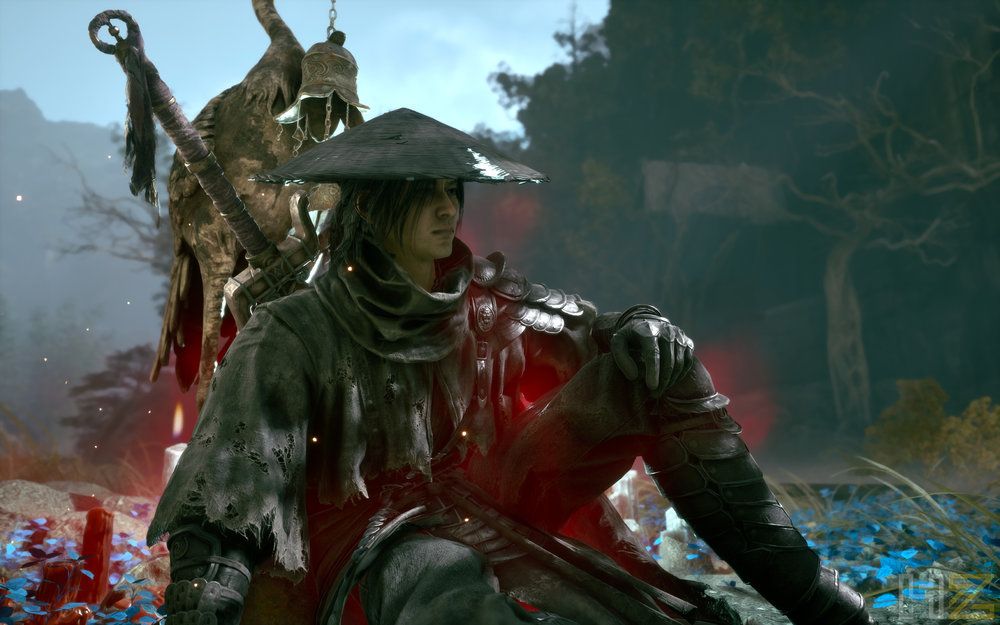 Protagonista de Phantom Blade Zero sentado en el suelo con sombrero tradicional y túnica roja en un entorno oscuro.