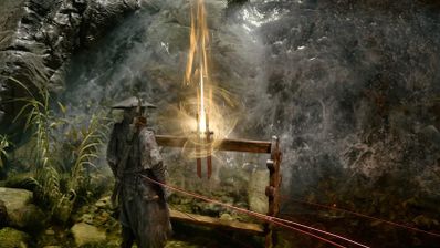 Protagonista de Phantom Blade Zero frente a un altar con espadas y efectos de luz en una cueva.