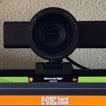 Cámara web Razer Kiyo V2 Pro colocada sobre el marco superior de un monitor.