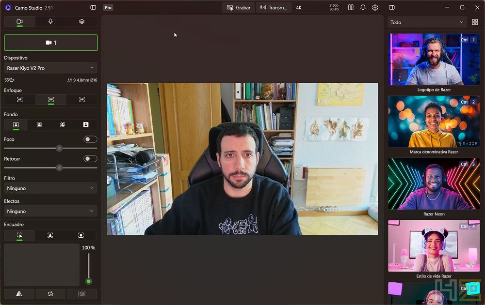 Interfaz de la aplicación Camo Studio configurada con una cámara Razer Kiyo V2 Pro mostrando controles de imagen y previsualización de vídeo.