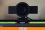 Cámara web Razer Kiyo V2 Pro colocada sobre el marco superior de un monitor.
