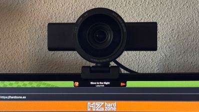 Cámara web Razer Kiyo V2 Pro colocada sobre el marco superior de un monitor.