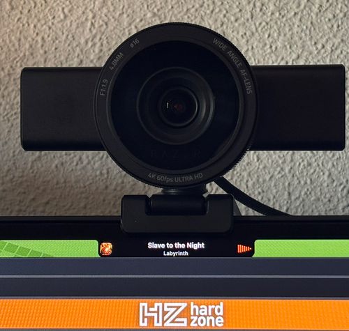 Cámara web Razer Kiyo V2 Pro colocada sobre el marco superior de un monitor.