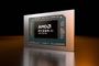 Primer plano de un procesador AMD Ryzen AI 300 Series sobre una superficie reflectante con fondo oscuro.