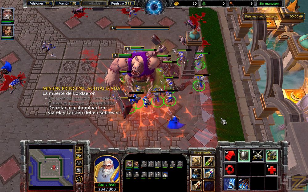 Combate en Warcraft III Reforged Forsaken Kingdom contra una abominación gigante con interfaz de mando y objetivos en pantalla.
