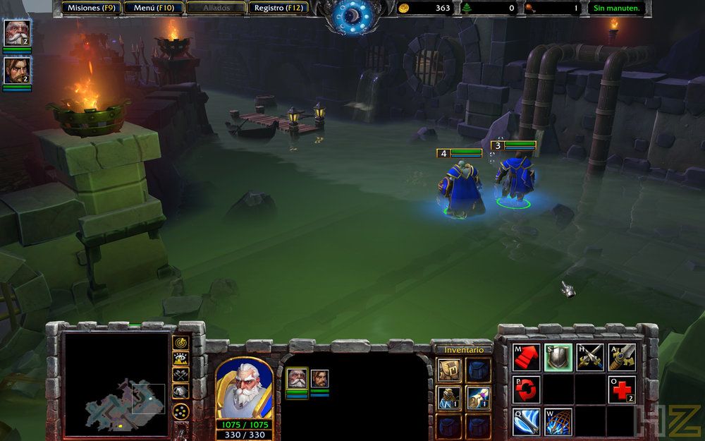 Interfaz de usuario en una partida de Warcraft III Reforged con unidades militares en una mazmorra.