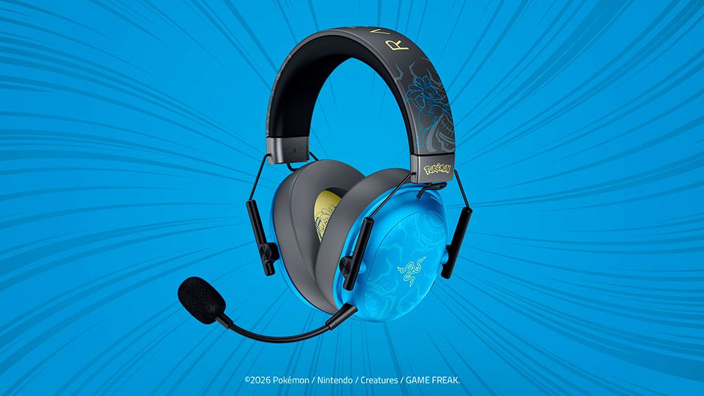 Auriculares gaming Razer BlackShark con diseño temático del Pokémon Lucario en color azul y gris con micrófono flexible.