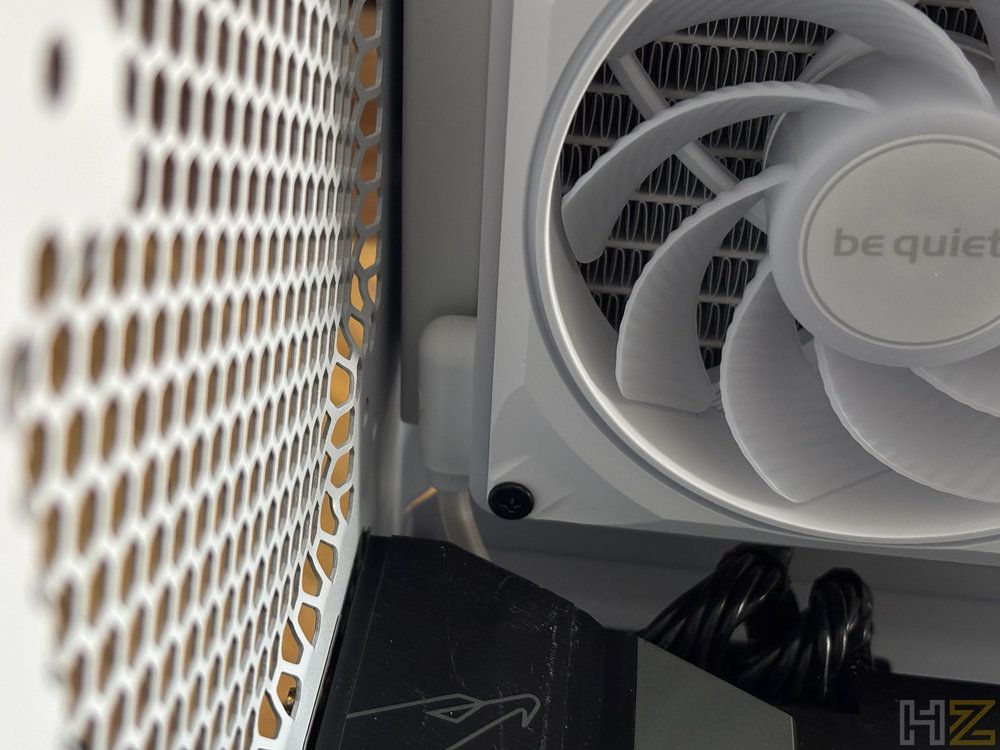 Primer plano del ventilador blanco be quiet! Light Loop instalado junto al panel perforado del chasis.