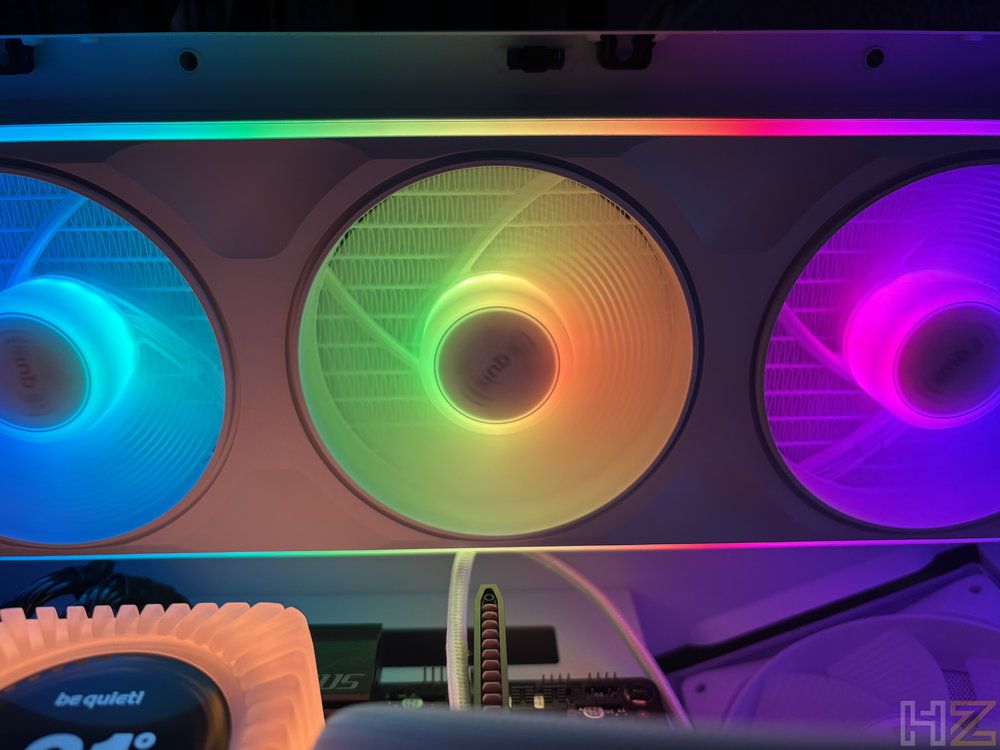 Tres ventiladores con iluminación RGB circular instalados en el radiador de una refrigeración líquida be quiet! Light Loop.