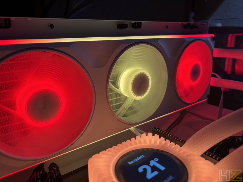 Primer plano de los ventiladores con iluminación ARGB y la pantalla LCD de la refrigeración líquida be quiet! Light Loop IO LCD.