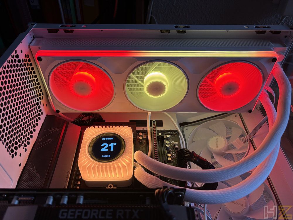 Interior de un PC con el sistema de refrigeración líquida be quiet! Light Loop instalado, mostrando el bloque con pantalla LCD y radiador superior con tres ventiladores ARGB.