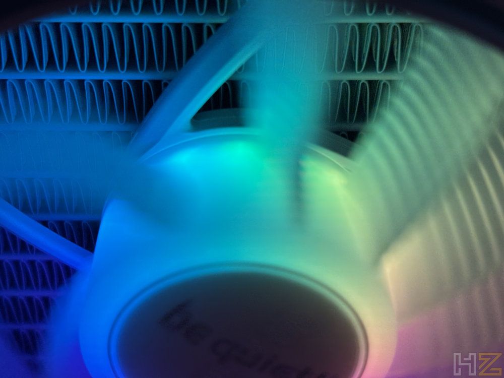 Primer plano de un ventilador con iluminación ARGB en movimiento sobre el radiador del sistema be quiet! Light Loop.