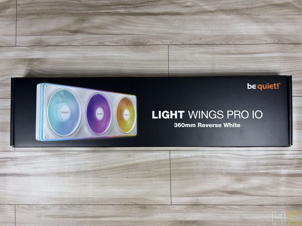 Caja del kit de ventiladores be quiet! Light Wings Pro IO 360mm Reverse White sobre un suelo de madera.