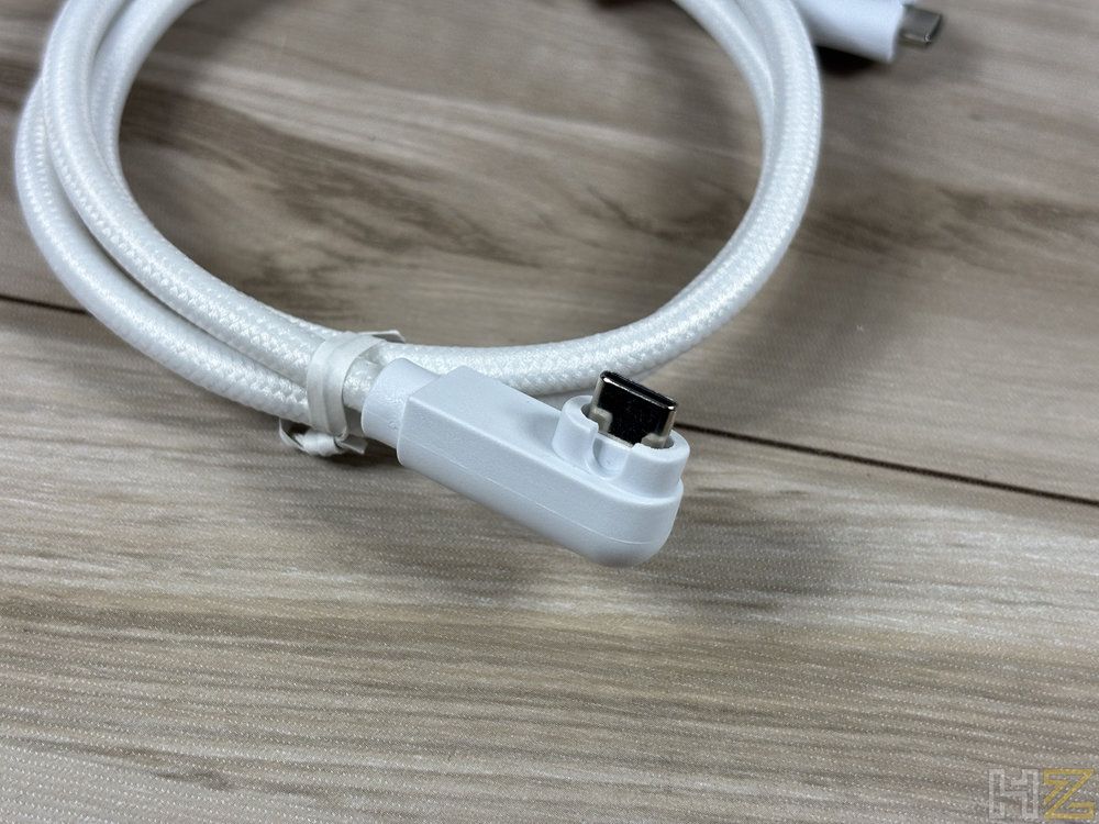 Detalle del conector en ángulo de 90 grados y cable mallado en color blanco del ventilador be quiet! Light Wings Pro.