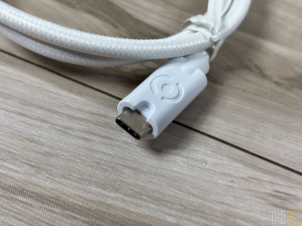 Primer plano de un conector USB-C en color blanco con cable mallado del kit be quiet! Light Wings Pro IO 08.