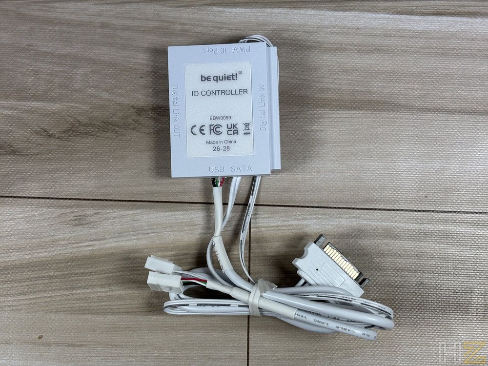 Vista superior del controlador be quiet! IO-CONTROLLER en color blanco con sus cables de conexión y alimentación SATA.