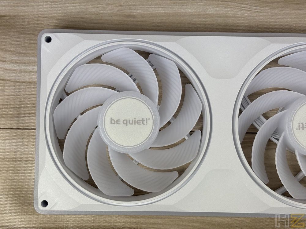 Primer plano de los ventiladores blancos be quiet! Light Wings Pro instalados en un radiador.