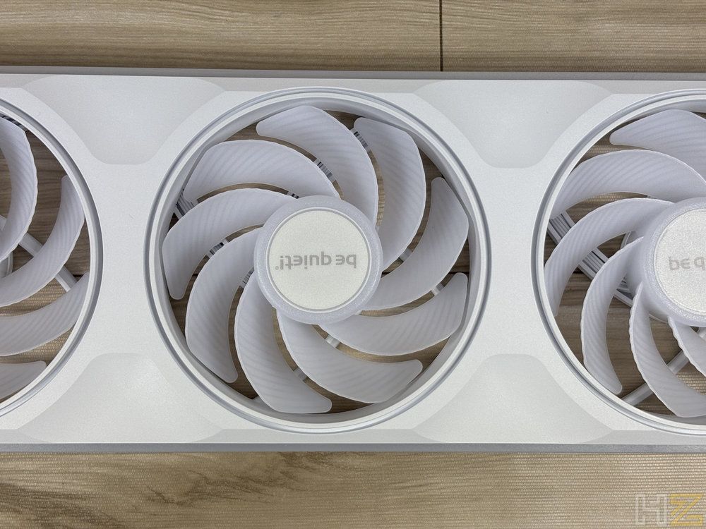 Primer plano de los ventiladores be quiet! Light Wings Pro IO 16 instalados en fila sobre una superficie de madera.