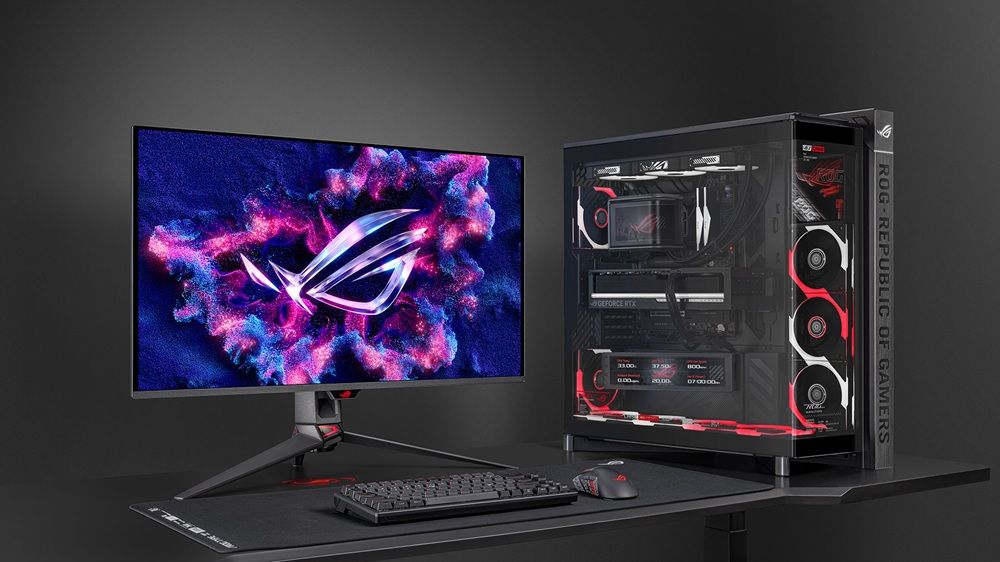 Configuración de escritorio con monitor, periféricos y chasis ASUS ROG CRONOS ARGB con iluminación roja y blanca.