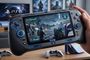 Consola de mano con pantalla panorámica y controles integrados inspirada en la estética de PS6.