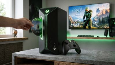 Inserción de un disco físico en una consola con diseño vertical Xbox Helix junto a un mando y una pantalla con Halo Infinite.
