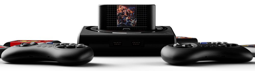Consola Mega Sg+ de color negro con un cartucho insertado y dos mandos inalámbricos en primer plano.