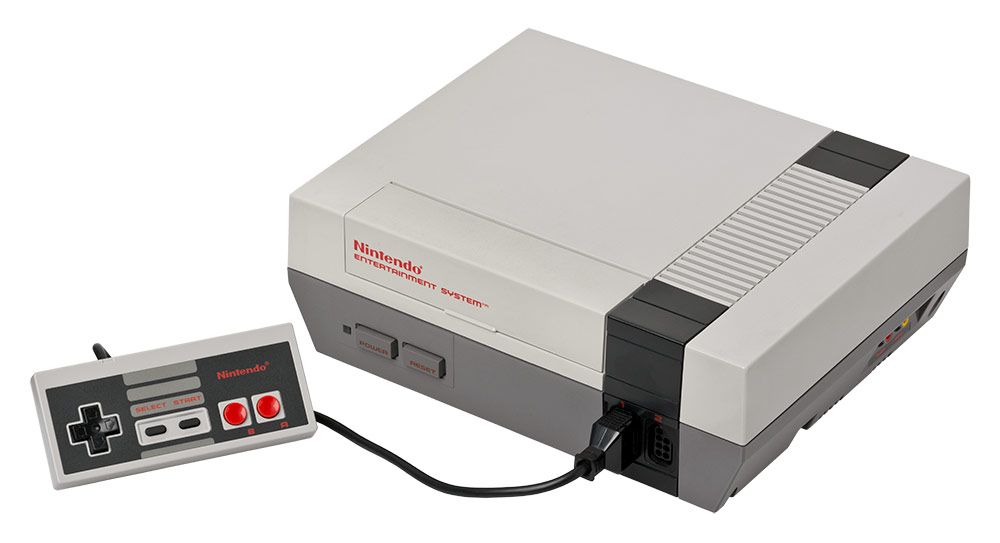 Consola Nintendo Entertainment System con su mando clásico sobre fondo blanco.