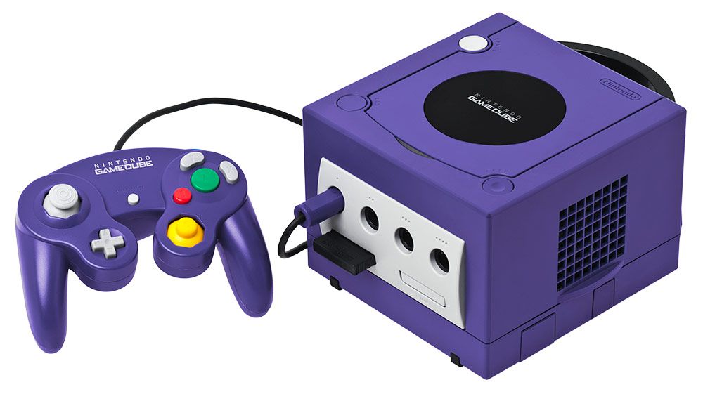 Consola Nintendo GameCube de color morado con su mando oficial conectado y una tarjeta de memoria insertada.