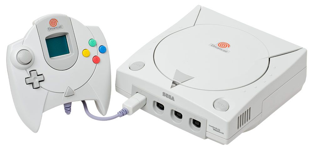 Consola Sega Dreamcast blanca con su mando oficial conectado en un fondo neutro.