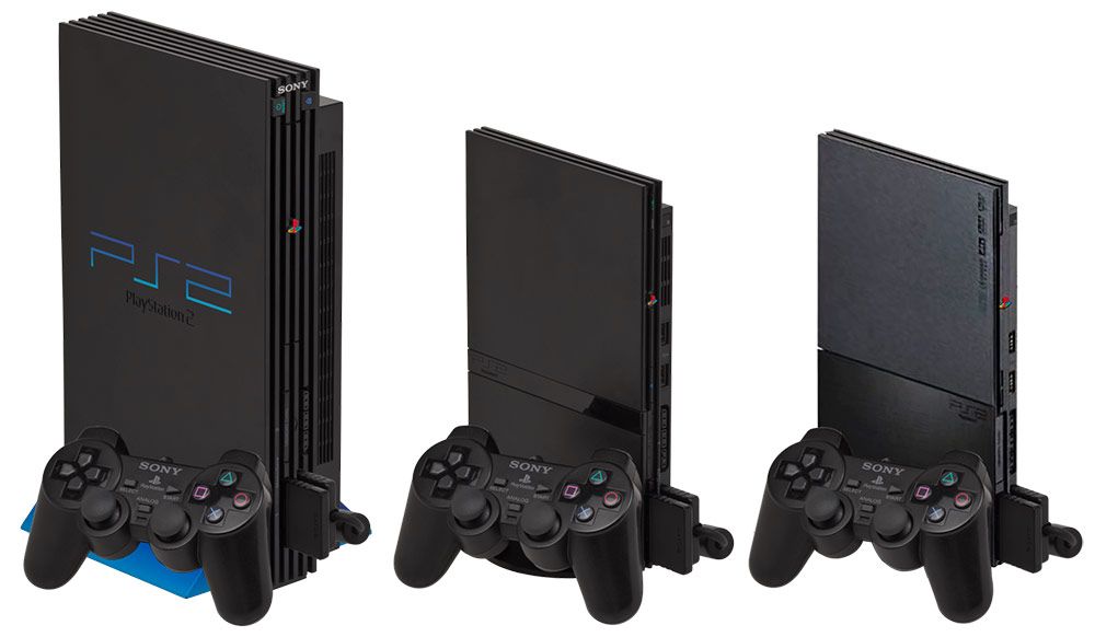 Tres versiones de la consola PlayStation 2 colocadas verticalmente junto a sus mandos DualShock 2.