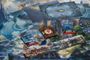 Componentes de juego de rol de World of Warcraft que incluyen mapas de mazmorras, cartas y manual con el emblema de la Horda sobre un fondo artístico del juego.