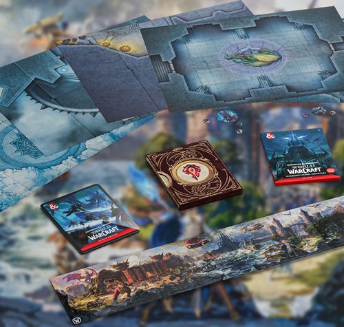 Componentes de juego de rol de World of Warcraft que incluyen mapas de mazmorras, cartas y manual con el emblema de la Horda sobre un fondo artístico del juego.