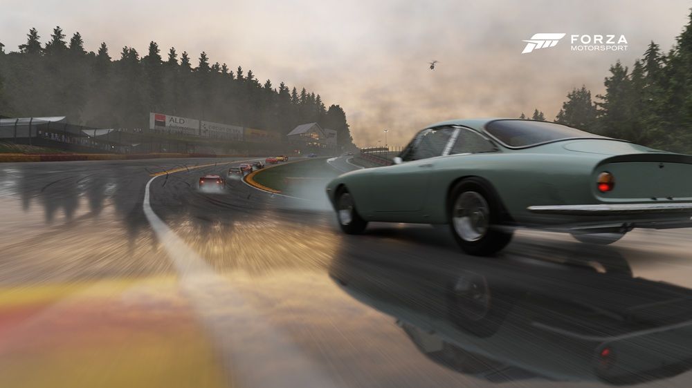 Coche clásico compitiendo en un circuito mojado con reflejos en el asfalto durante una carrera de Forza Motorsport.