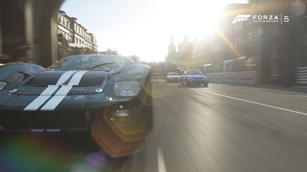 Coche de competición clásico con franjas blancas en un circuito urbano de Forza Motorsport 5 bajo una luz solar intensa.