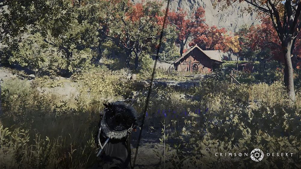 Captura de pantalla de Crimson Desert mostrando un personaje en un entorno forestal con una cabaña al fondo.