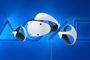 Visor y mandos de realidad virtual de Sony sobre fondo azul con iconos geométricos.