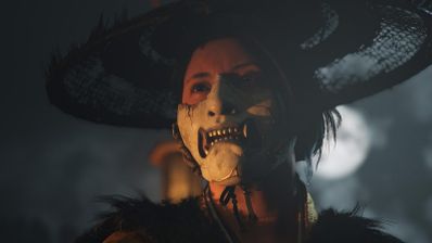 Primer plano de Atsu con máscara menpo y sombrero tradicional en Ghost of Yotei.