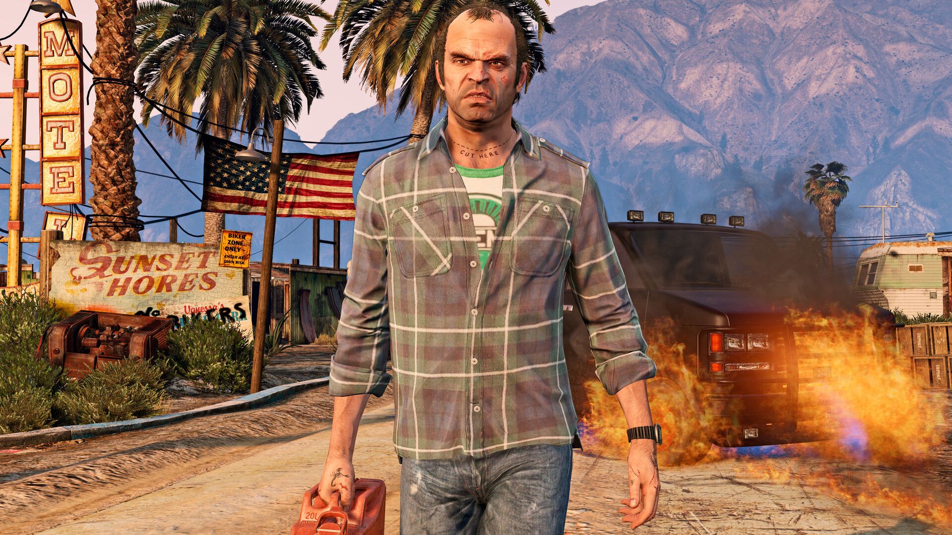 Trevor Philips caminando con una lata de gasolina frente a un vehículo en llamas en una escena de GTA V.